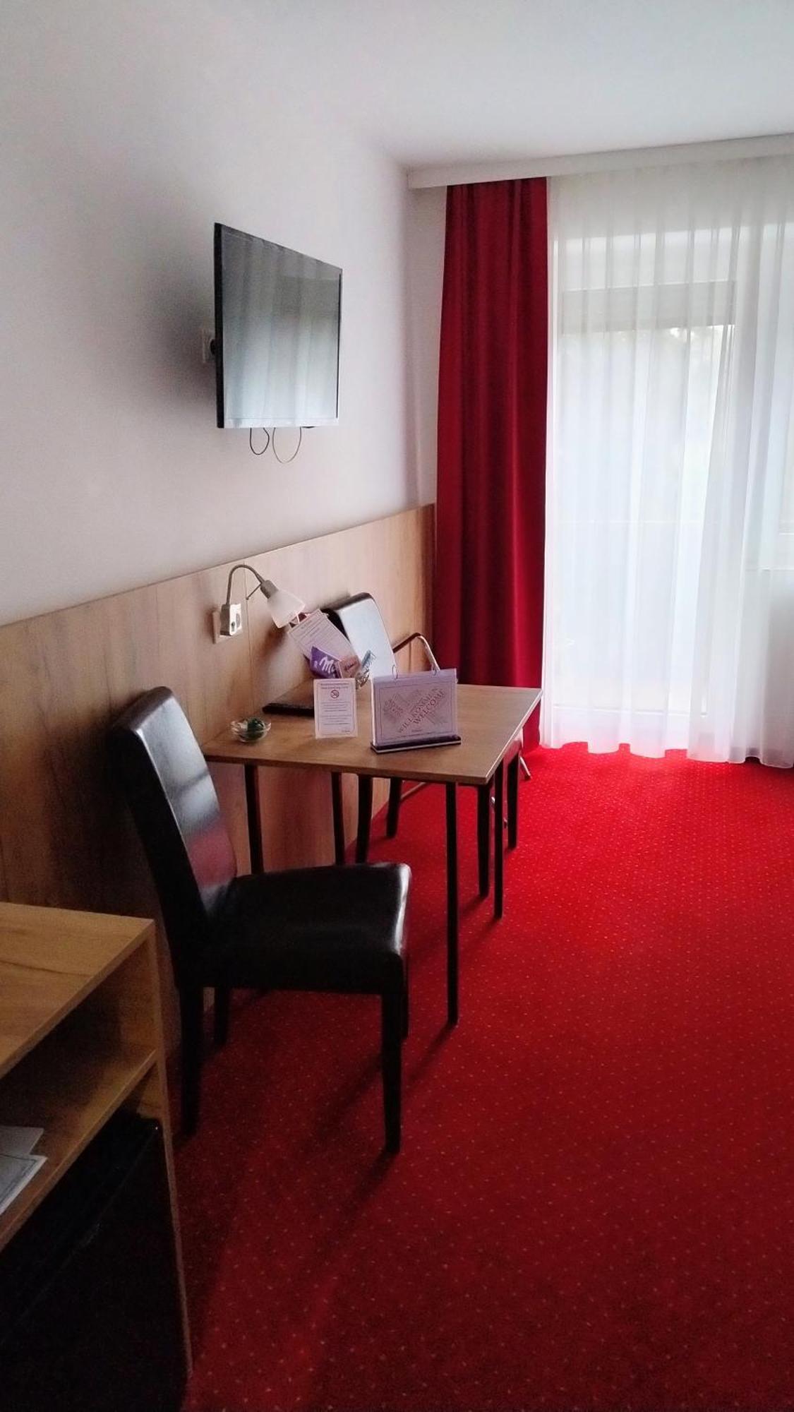 Hotel Restaurant Schwartz Neusiedl am Steinfelde Exteriör bild