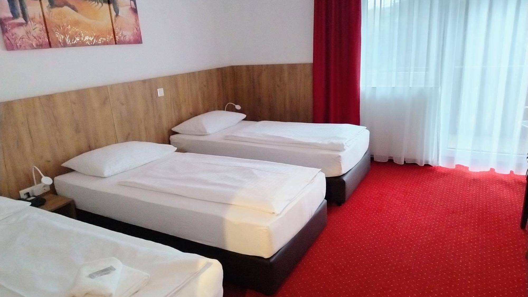 Hotel Restaurant Schwartz Neusiedl am Steinfelde Exteriör bild