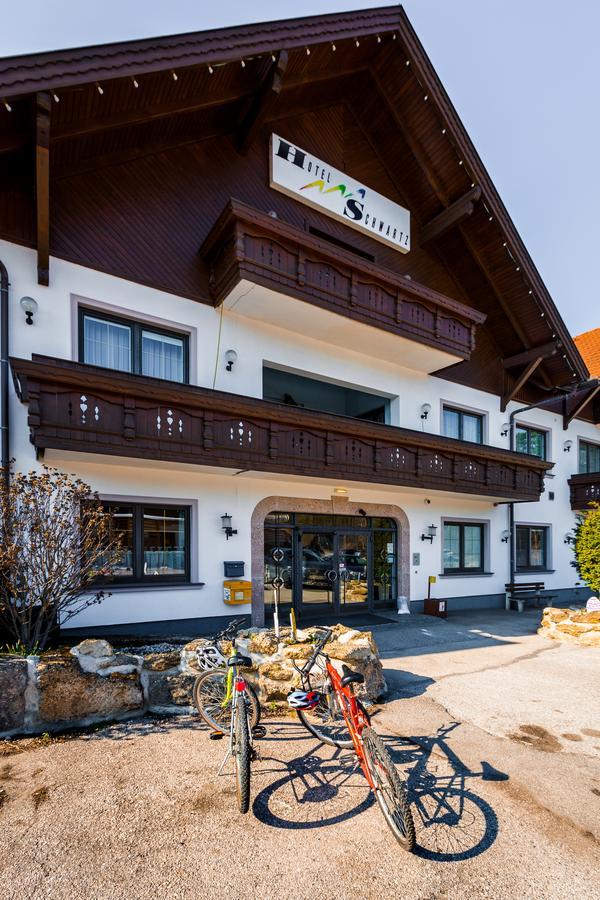 Hotel Restaurant Schwartz Neusiedl am Steinfelde Exteriör bild